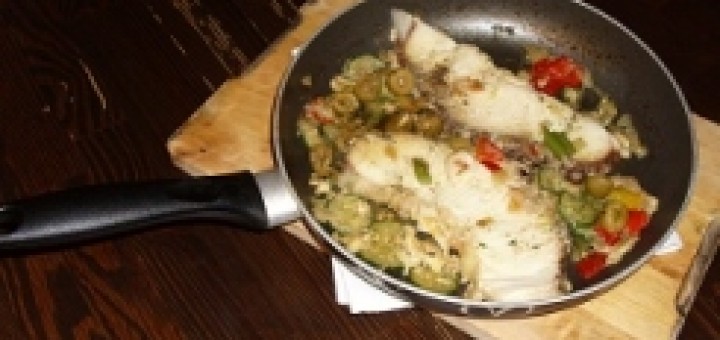 Φιλέτο ψαριού με ελιές στο τηγάνι