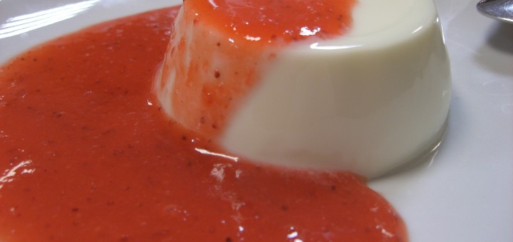 Πανακότα με σάλτσα φράουλας